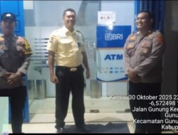 Anggota Polsek Gunungkencana Laksanakan Patroli Malam ke Bank BRI Gunungkencana, Cek dan Kontrol ATM serta Sampaikan Pesan Kamtibmas