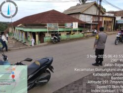 Personil Polsek Gunungkencana Polres Lebak Laksanakan Strong Point Pagi Pengaturan Lalu Lintas di Depan Sekolah Mts Mathaul Anwar