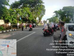 Anggota Polsek Rangkasbitung Polres Lebak Bersama Siswa Latja SPN Mandalawangi Gatur Lalin di Depan SMAN 1 Rangkasbitung