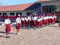 Kanit Binmas Polsek Amanuban Timur Bertindak Sebagai IRUP ( Inspektur Upacara ) Bendera Hari Senin Di SD Inpres Mnelaanen