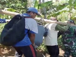 Babinsa Desa Boro Bersama Poktan Makmur Perbaiki Diesel Pompa Pertanian