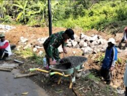 Cegah Longsor, Babinsa Nogosari Gotong Royong Bangun Talud Bersama Warga