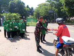 Koramil 1404/Kejaksan Gelar Kegiatan Jum’at Berkah, Bagikan Nasi Box kepada Masyarakat