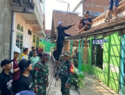Babinsa Kepanjenkidul Bersama Warga Gotong Royong Renovasi Rumah Warga