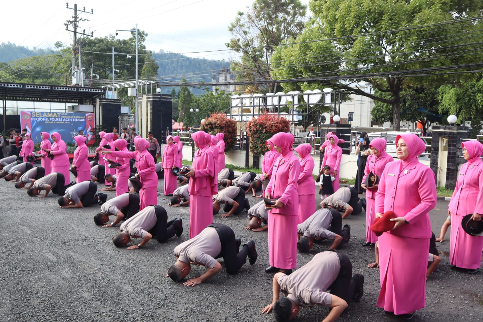 Sujud Syukur Warnai Kenaikan Pangkat 97 Personel Polres Aceh Tengah