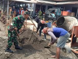 Wujud Manunggal Dengan Rakyat, Babinsa Desa Pikatan Bantu Bangun Rumah Warga Binaannya