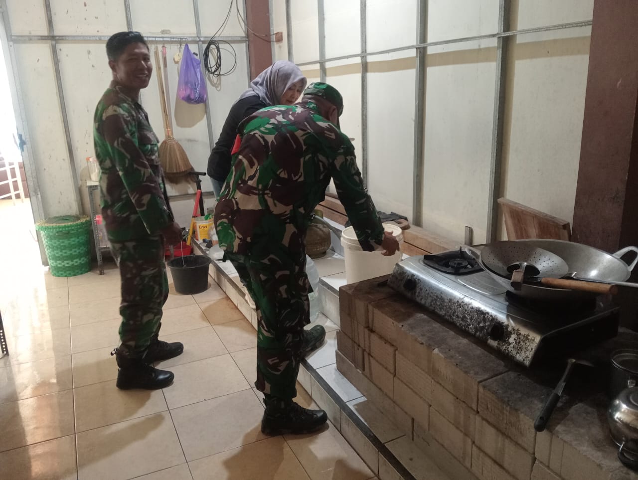 Babinsa bekerjasama Dengan Petugas Kesehatan Galakan Gerakan PSN