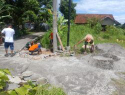Babinsa Banyudono Bangkitkan Semangat Gotong Royong, Warga Bersama TNI Perbaiki Jalan Penghubung Antar Dusun