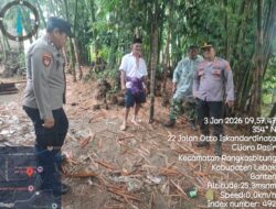 Kapolsek Rangkasbitung Polres Lebak dan Personil Cek Tanah Longsor Akibat Terkikis Air Sungai di Kampung Salahaur