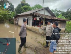 KSPKT III Polsek Rangkasbitung Polres Lebak Cek Rumah Warga Yang Tergenang Air Akibat Luapan Sungai Ciujung