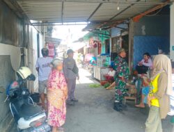 Antisipasi Banjir, Babinsa Joyotakan Patroli Cek Debit Pintu Air Plalan