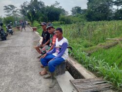 Babinsa Koramil Teras Mempererat Kebersamaan Warga Lewat Komsos di Tengah Kerja Bakti