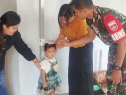 Babinsa Bantu Ukur Tinggi Badan Balita di Posyandu, Wujudkan Kedekatan Dengan Anak