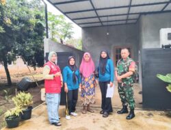 Wujudkan Lingkungan Sehat dan Bebas DBD, Babinsa Koramil Nogosari cek Jentik Nyamuk.