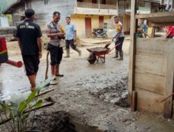 Sinergi TNI–Polri Bersihkan Rumah Warga Kecamatan Bintang Aceh Tengah Pasca Banjir dan Longsor
