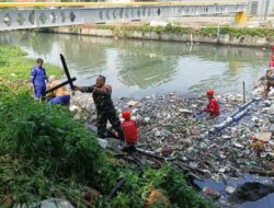 Peduli Lingkungan Bersih dan sehat, Babinsa Panjunan Terjun ke Sungai.