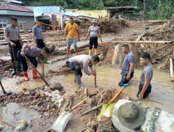 POLRI Sigap Rela Basah-basahan di Air Berlumpur, Pulihkan Drainase Tersumbat Pascabencana Banjir dan Longsor