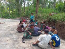 Perkuat Kebersamaan Warga Desa Binaan, Babinsa Ikut Gotong Royong