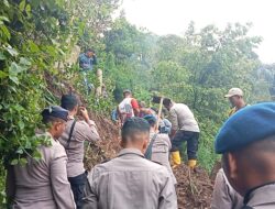 Polsubsektor Rusip Antara Bersama Brimob Polda Aceh dan Warga Buka Akses Jalan Terisolir Pasca Longsor Susulan