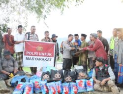 Kapolres Aceh Tengah Terobos Medan Ekstrem, Kembali Salurkan Bantuan ke Kampung Terisolir di Kecamatan Bintang