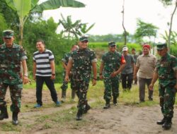 Dandim 0808/Blitar Dampingi Danrem 081/DSJ kunjungi Lokasi Sasaran Pembangunan Jembatan Gantung Di Blitar
