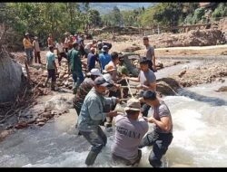 Tak Libur di Hari Minggu, Polri di Aceh Tengah Bantu Warga Pilar Jaya Bangun Jembatan Darurat Pascabencana