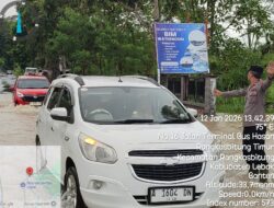 Respon Cepat Personil Polsek Rangkasbitung Polres Lebak Gatur Lalin di Ruas Jalan Depan Bim Tergenang Air Akibat Banjir