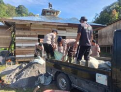 Polsek Silih Nara dan Brimob Polda Aceh Gotong Royong Bantu Pembersihan dan Perbaikan Tempat Ibadah