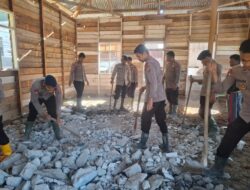 Polsek Silih Nara dan BKO Brimob Lanjutkan Pembersihan dan Pembangunan Meunasah Pasca Bencana