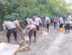 Tanpa Kenal Lelah, Polsek Silih Nara Bersama Brimob Polda Aceh Terus Giatkan Gotong Royong Pasca Bencana