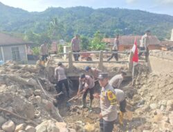 Polsek Silih Nara Bersama Brimob Polda Aceh Lanjutkan Pembersihan Akses Jalan dan Gorong-Gorong Pasca Bencana