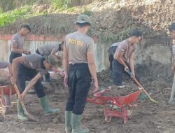 Polres Aceh Tengah dan Brimob Polda Aceh Gotong Royong Bersihkan Fasilitas Umum Pertashop