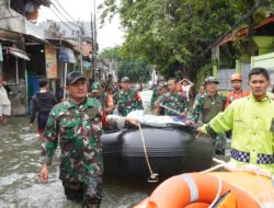 Kodim 0502/Jakarta Utara Hadir Bantu Warga Terdampak Banjir Di Kapuk Muara