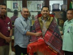  (Pj) Sekretaris Daerah Provinsi Sumatera Utara Sulaiman Harahap, secara khusus memberikan prosesi adat ‘Mengulosi’ kepada Bupati Merangin H M Syukur.