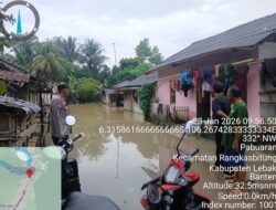 Personil Polsek Rangkasbitung Polres Lebak Cek Rumah Warga Terendam Air Luapan Sungai Ciujung,Akibat Intensitas Hujan Tinggi