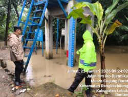 Personil Piket Polsek Rangkasbitung Polres Lebak Pantau Debit Air Sungai Ciujung-Ciberang