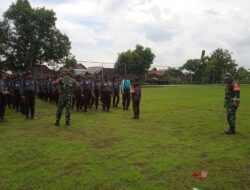 Babinsa Ajarkan Baris Berbaris kepada Siswa SMK untuk Menjaga Kekompakan