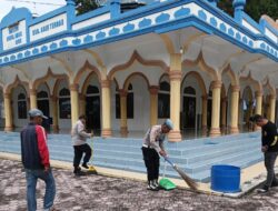 Jaga Kebersihan Rumah Ibadah, Polsek Silih Nara Gotong Royong Bersama Warga di Masjid