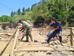 Babinsa Koramil 08/Silih Nara Gotong Royong Bangun Jembatan Darurat di Desa Terang Engon