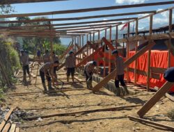 Polsek Bintang Bersama Brimob Polda Aceh Gotong Royong Bangun Rumah Sementara Pascabencana