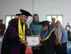 Toga Diatas Kerutan, Mbah Saniem Memetik Ilmu Menjemput ‘Bintang’