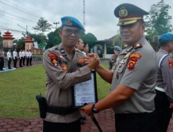 Kepolisian Resor (Polres) Sarolangun menggelar upacara pemberian penghargaan serta penyerahan tanda kehormatan kepada personel berprestasi