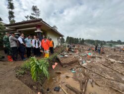 Tinjau Lokasi Banjir Bandang dan Longsor di Bandung Barat, Wapres Pastikan Penanganan Cepat