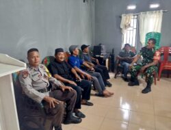 jalin hubungan baik antara Babinsa dan babinkamtibmas melaksanakan komsos bersama masyarakat dan pemuda desa mentawak