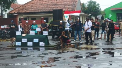 Replika Keranda Mayat Menjadi Simbol Bagi Warga Desa Gombang Dalam Aksi Menyuarakan Aspirasinya