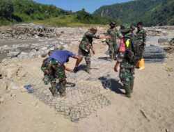 Babinsa Koramil 09/Ketol Bersama Yonzipur Bangun Jembatan Darurat Akses Tiga Desa Terisolir