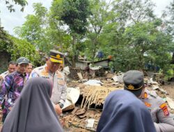 Tinjau Rumah Roboh di Kresek, Kapolresta Tangerang Pastikan Koordinasi Bantuan Pembangunan Ulang