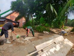 Bersama Warga, Babinsa Gotong Royong Perbaikan Jalan dan pengecoran Parit aliran air di Desa Lubuk Resam