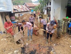 Personel Polres Aceh Tengah dan BKO Brimob Gotong Royong Bersihkan Fasilitas Umum di Dua Kecamatan