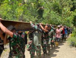 Wujudkan Kemanunggalan TNI–Rakyat, Koramil 08/Silih Nara Bersama Warga Bangun Jembatan Darurat